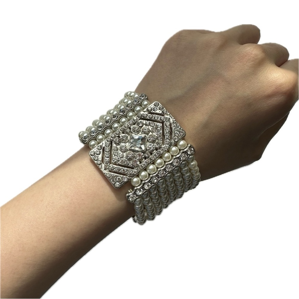 Elastic faux pearl bracelet